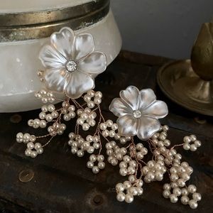 Vintage pearl flower post earrings